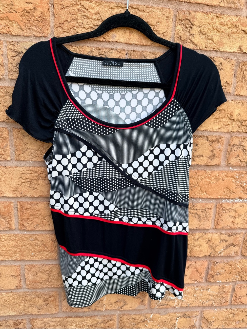 10/$25 • VEX Collection Black & White Graphic Scoop Neck Top with Red Trim
